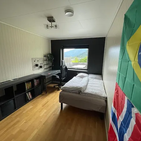 Cheerful Townhouse, With Outdoor Area Apartment Sogndal