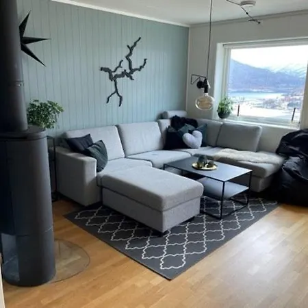 Cheerful Townhouse, With Outdoor Area Sogndal