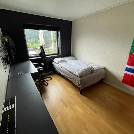 Cheerful Townhouse, With Outdoor Area Apartman Sogndal
